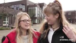 Deutsche Mädels vergnügen sich in einer Bibliothek in Berlin