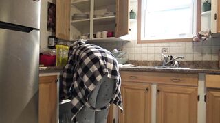 Syrian Housewife Gets Creampied By German Husband In The Kitchen