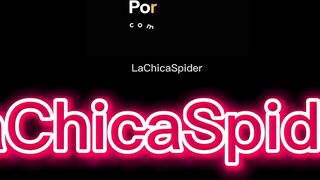 LaChicaSpider se masturba y se viene a chorros en el parque