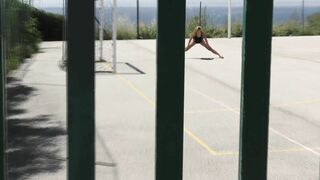 Fitness-Mädchen auf dem Basketballplatz gefickt