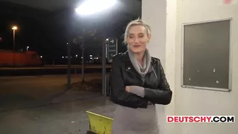 Deutsche Milf in der Toilette gefickt