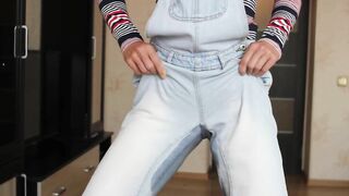 Girl pees in denim overalls. Jeans Fetish. Sasha Bkeyeva (Sasha Bikeyeva)