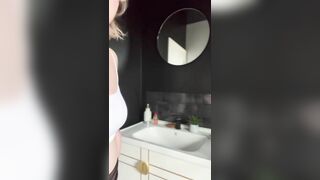 NAUGHTY COLLEGE GIRL LEAKS IN THE SINK