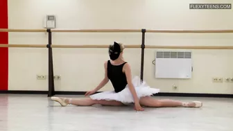 Manya Baletkina shows incredible flexibility