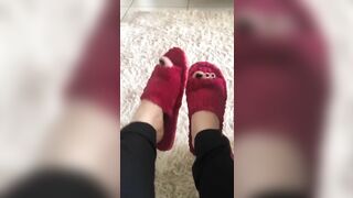 @tici_feet tici feet TICI_FEET rocking my feet wearing slipper - black toenails