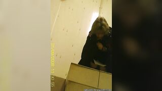 Mature blonde pissing voyeur video