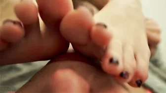 Foot Fetish – two chicks worship Lady Dee with toe sucking and soles licking