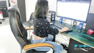 JENIFERPLAY - en la oficina me caliento y le saco la leche a mi jefe!