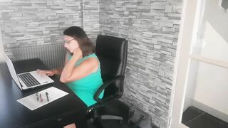 Im bored at work fortunately l have always my dildo with me - latinafeet386