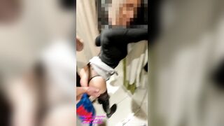 MILF se fait baiser par un jeune inconnu dans une cabine d'essayage