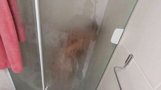 Soraya Carioca em seu banho sendo provocada pelo camera man
