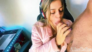 garota gamer com lindos seios jogando GTA se exita do nada vendo videos pornos e acaba sendo flagrada por seu amigo pauzudo que soca firme até gozar dentro