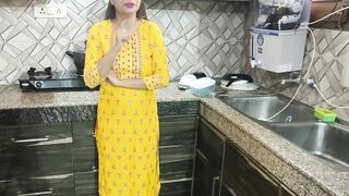 Desi Bhabhi kitchen me khana bana rhi thi tbhi dever ne piche se Li bhabhi ki