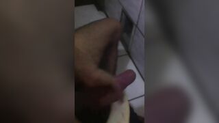 una rica paja en el baño