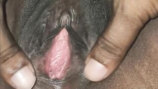 Sri Lankan Mature MILF gets pussy massaged with loud moan | ශානි අක්කිගෙ හුත්ත මසාජ්