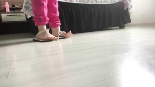 @tici_feet | Oh no! 2 broken stripes! (preview) | Caminhando com duas havaianas estragadas (prévia)