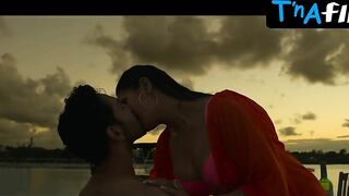 Zarine Khan Sexy Scene in Aksar 2