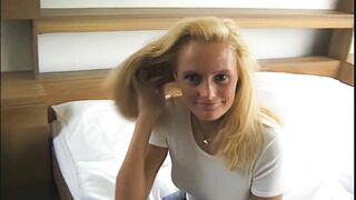 fremder mann filmt blondine beim fingern ihrer pussy
