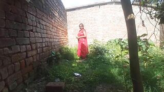 Indian bhabhi apne Aashiq ko ghar ke pichhe bulakar chudwai desi bhabhi outdoor hard-core sex