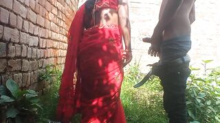 Indian bhabhi apne Aashiq ko ghar ke pichhe bulakar chudwai desi bhabhi outdoor hard-core sex