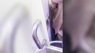 I'm flying on a date with a young guy ... I really want sex) orgasm on the plane