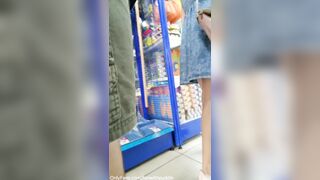 Teen shows butplug in public store