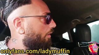 Pareja mira porno en el coche y la mujer les hace una mamada