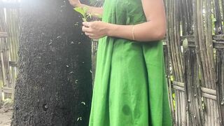 Kolkata Desi bhabi bend over and creampied outdoor under a tree