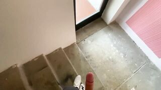 Pipe risquee et sexe dans le couloir public avec sa copine