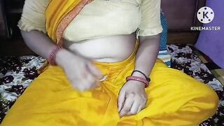 Indian desi milf ne apne boobs se milk nikal kar apne stepson ko pilaya aur chut ki khujli mitayi