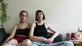 Ersties - Berliner Modedesignerinnen Katie A und Delfine lecken und fingern sich gegenseitig