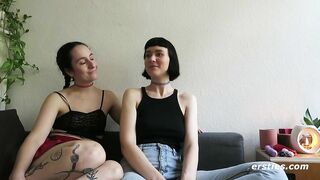 Ersties - Berliner Modedesignerinnen Katie A und Delfine lecken und fingern sich gegenseitig