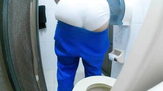 Camara amteur records ass nurse in the hospital bathroom