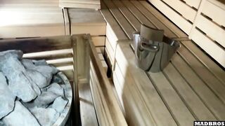 Une Jolie Dominicaine Surprise Et Baisée Dans Un Sauna Pendant Que Son Frère Est Occupé !!!