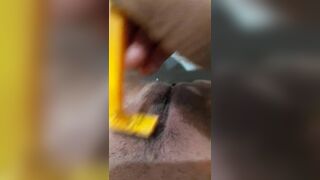 Luckykik Shave Her Pussy