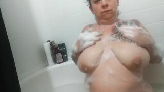 Slut got horny durimg shower