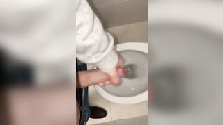 Me hago una paja rápida en el baño del trabajo