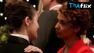 Dalia Yegavian Lesbian Scene in Degrassi: Next Class (Ana Golja)