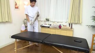 The unscrupulous masseur's rough treatment of raw sex! He removes the condom and cums inside the busty married woman 4