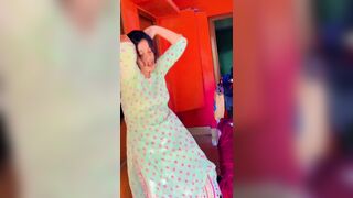 Hot bhabhi ki chudai chut with saree removing