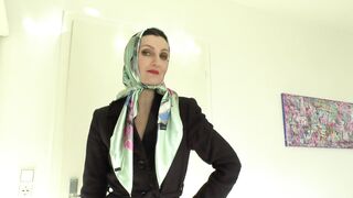 Lady Victoria Valente Showed Elegant Satin Headscarves Scarf Queen