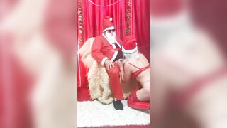 Nikylamonella scopata e sborrata in bocca da babbo natale