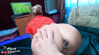 Lover Masturbate Anal MILF during She Play FIFA, Deepthroat and Ass Fuck