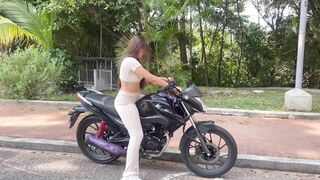 Madrastra sexy recoge a su hijastro en motocicleta. Fumar, conducir y follar - Camila Mush