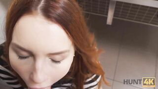 HUNT4K Belle mit roten Haaren von Fremden in Toilette vor BF gefickt