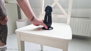 Heiße MILF fickt den Riesendildo auf dem Stuhl bis zum Orgasmus