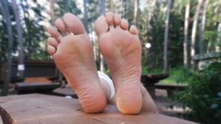 Sex Tape : Barefoot Milf Relaxes In Nature - Foot Fetish