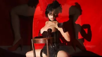 Watch this beautiful burlesque star as she masturbates on stage