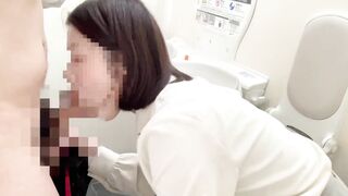 【個人撮影 / 挑戦】ナンパした女子大生をそのまま多目的トイレに連れていき、濃厚喉奥フェラ