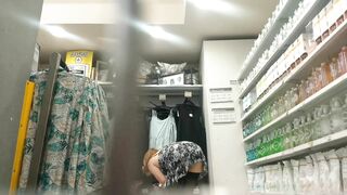 Upskirt and showing ass and vagina without panties in a famous super market store